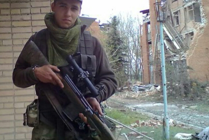 ополченец на Донбассе с СВТ в снайперском варианте